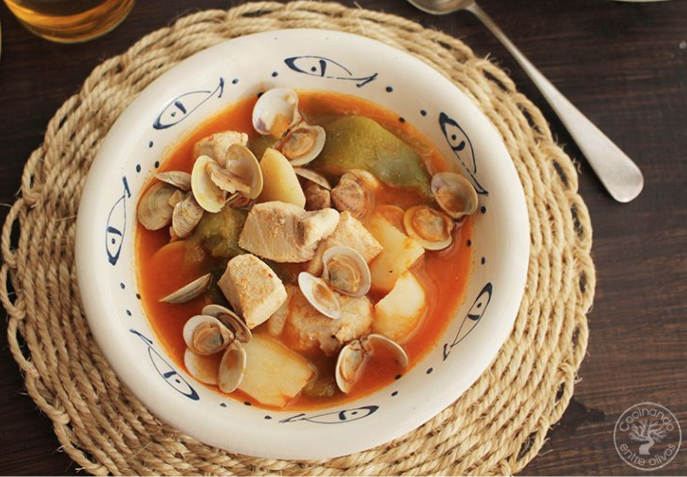 Parrillada de verduras con caldo de pimentón con marrajo y almejas